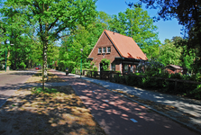 900086 Gezicht op het huis Julianalaan 94 te Bilthoven (voormalige overwegwachterswoning spoorlijn Bilthoven-Zeist).